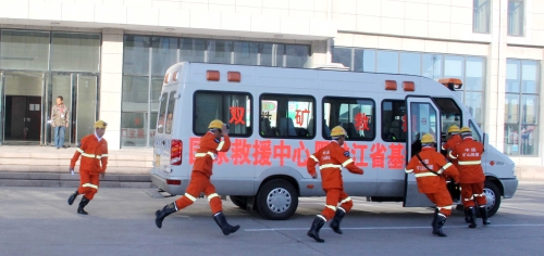 图为：闻警出动，，，，，，，争分夺秒