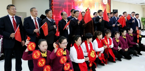 集团公司领导与全体演职人员共同合唱《我和我的祖国》，，，，，把迎新春茶话会推向了高潮。。。。。01