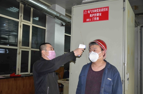 七台河公司热电厂锅炉车间党员班长王培军，，，，，，，疫情期间坚持每班为职工监测体温，，，，，，，耐心叮嘱职工“勤洗手、戴口罩、休息好、兑规作业”，，，，，，，职工亲热地称呼他是“健康管家”。。。。。（王贤宝  摄）
