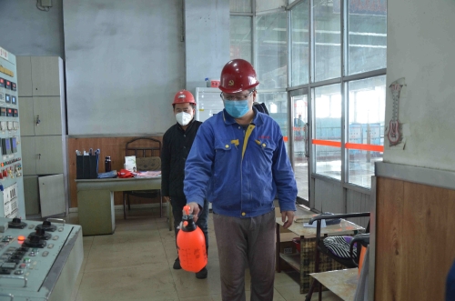 七台河公司热电厂汽机车间党员班长娄跃海，，，，，，，每天早早接班对机炉控制室进行全面彻底消毒，，，，，，，尽到党员应尽的职责。。。。。（王贤宝 摄）