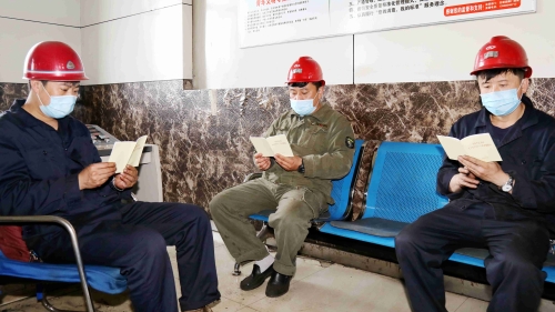 七矿公司上下深入学习贯彻习近平总书记关于安全生产工作重要指示精神。。。。。。。图为龙选厂重选车间班长组织当班职工班中学习习近平总书记关于安全生产工作重要指示精神。。。。。。。_副本