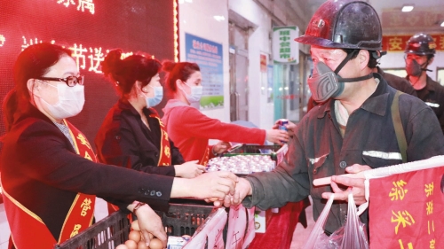 图为：东荣二矿女工将鸡蛋和牛奶递到职工手中，，，，，，，叮嘱“安全第一”。。。。。。。