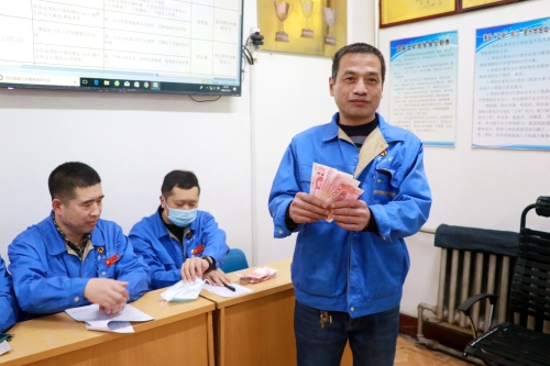 图为东荣二矿职工高兴地领回违章？？？？？罘祷菇  李菁冶 摄