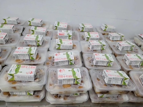 为煤矿生产建设单位井下采掘一线职工、辅助工人增配了盒装牛奶，，，，，，牛奶经过分装与班中餐一同由送饭人员配送到井下工作面